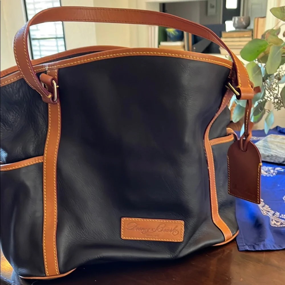 Classic Dooney and Bourke Bag - Picture 1 of 11